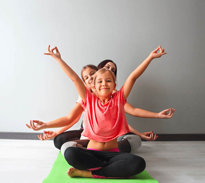 Niños haciendo yoga